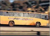 ?? PHOTO: JAMES OATWAY ?? NO RESPECT: Putco bus drivers treat commuters badly and bypass road stops