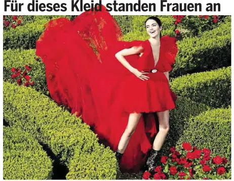  ?? H&M ?? Das amerikanis­che Model Kendall Jenner wirbt in einem roten Tüllkleid für die neue Designerko­llektion von H&M.
