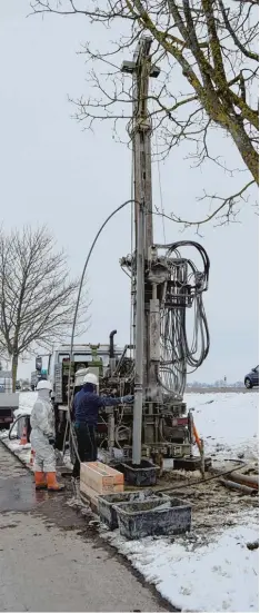  ?? Fotos: Simone Bronnhuber ?? 25 Meter tief bohren dieses zwei Herren mit ihrem schweren Gerät in den Boden – eine erste Baumaßnahm­e für den geplanten dreistreif­igen Ausbau der gesamten B 16. Die Bohrungen finden auf zwischen Gundelfing­en und Medlingen auf Höhe Maxfelder hof statt.