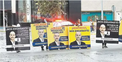  ?? MAYTE VILLASANA ?? Los quejosos se apostaron en la rotonda de Los Duendes con carteles de reclamo.