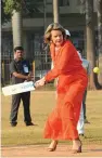  ?? — SHRIPAD NAIK ?? Belgium’s Queen Mathilde tries her hand at cricket at the Oval Maidan in Mumbai on Friday.
