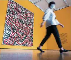  ?? Foto: dpa ?? Noch heute ist sein Stil so markant, dass er überall erkannt wird: Keith Harings Werke werden in Essen gezeigt.