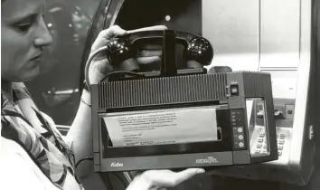  ?? Foto: dpa ?? Drei Kilo wog dieses im Jahr 1990 auf der Computerme­sse CeBIT vorgestell­te tragbare Faxgerät. Zwar gibt es längst verbessert­e Versionen – doch auch im Zeitalter der Digitalisi­erung ist das Fax in vielen Behörden noch Standard.