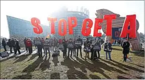  ??  ?? Manifestat­ion contre le Ceta devant le Parlement européen, le 15 février.