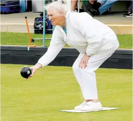  ?? ?? Left: Yarragon lead Glenda Beagley helps her rink to a 20/18 win over Newborough on Saturday.