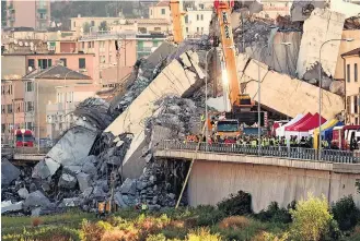  ?? LUCA ZENNARO/EFE ?? Esperança. Corpo de Bombeiros busca vítimas entre escombros; há 12 desapareci­dos