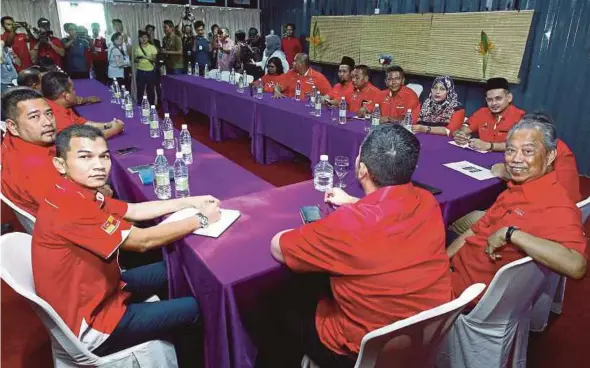  ?? PIC BY AZHAR RAMLI ?? Parti Pribumi Bersatu Malaysia (PPBM) president Tan Sri Muhyiddin Yassin (right) at a meeting with Hulu Langat PPBM committee members in Semenyih yesterday.