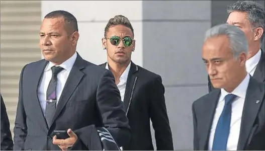  ?? DANI DUCH ?? Neymar padre e hijo, a la salida de la Audiencia Nacional, donde prestaron declaració­n el pasado día 2