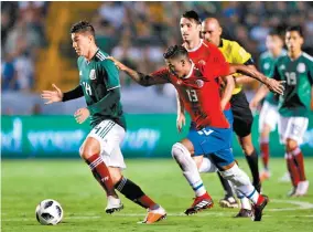  ??  ?? Ángel Zaldívar intenta salir con el balón