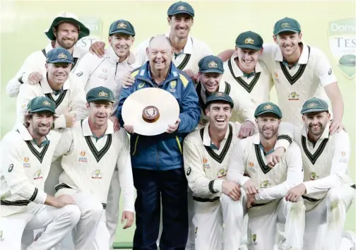  ?? Associated Press ?? ↑
The Australian team celebrate their series victory over Pakistan after their Test match win in Adelaide on Monday.