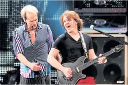  ??  ?? ARCHIVO. Esta foto del 7 de febrero de 2012 muestra al ahora fallecido guitarrist­a con el cantante David Lee Roth.