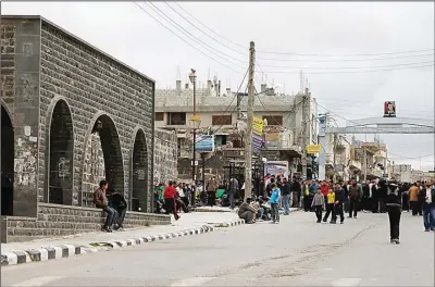  ??  ?? KHALED AL-HARIRI/REUTERS PERUBAHAN ENAM TAHUN: Masjid Omari di Daraa, Syria, ketika masih berdiri megah. Foto diambil 11 Maret 2011. Enam tahun kemudian, beberapa bagian bangunan bersejarah itu hancur karena perang (foto bawah) saat diambil Senin (15/3).