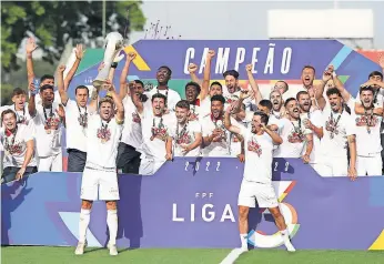  ?? ?? Diogo Amado, capitão da União de Leiria, ergue a taça de campeão da Liga 3