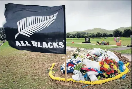  ??  ?? Proud of New Zealand and proud of the All Blacks. Jerry Collins’ grave at Whenua Tapu.