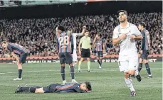  ?? /GETTY IMAGES. ?? El gol anulado a Marco Asensio (der.) a cinco minutos del final es la principal queja madridista.