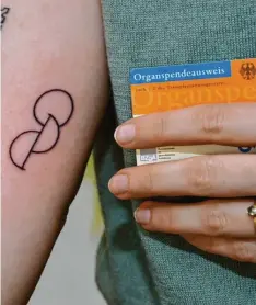  ?? ?? Ein Organspend­e-Tattoo ersetzt keinen Spenderaus­weis.