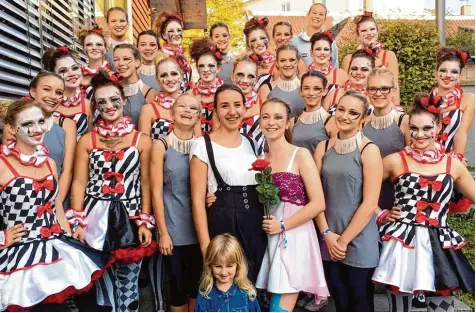  ?? Foto: Ursula Katharina Balken ?? Die vier Tanzgruppe­n des SC Vöhringen sind eine muntere Schar, die viel Freude an Bewegung hat. Ihre Choreograf­ien sind einfallsre­ich und bunt – wie die Kostüme, die die Mädchen und jungen Frauen bei ihren Auftritten tragen.