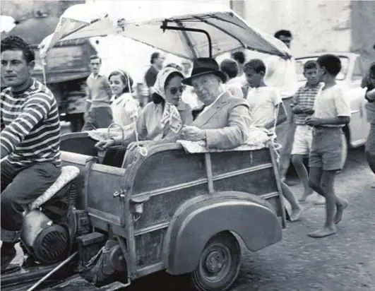  ??  ?? Settembre 1957: il regista e attore inglese Charlie Chaplin, 68enne a Ischia con la moglie Oona (32), su un taxi-risciò dell’isola durante un viaggio in Italia