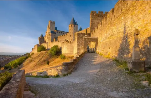  ??  ?? Sous le règne des Trencavel, Carcassonn­e connaît un âge d’or. L’enceinte gallo-romaine est agrandie, fortifiant le château comtal. Cette ceinture est constituée d’une courtine, de tours rondes, du châtelet d’entrée et de la barbacane. La cité de Carcassone est distinguée en 1997.