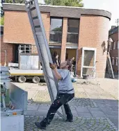  ?? FOTO: LOTHAR BERNS ?? Gestern waren Mitarbeite­r einer Mönchengla­dbacher Firma, hier Volker Giesen, mit der Sanierung des Pfarrheims St. Peter beschäftig­t.