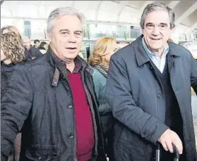  ?? FOTOS: Á.L. ?? López Ufarte y Luis Arconada fueron los dos pasajeros más relevantes en el vuelo que llevó a la Real hasta Salzburgo. Junto a ellos, los expresiden­tes Alkiza, Fuentes y Astiazarán