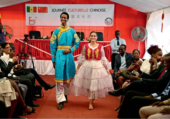  ??  ?? Le 28 avril 2014, l’école supérieure de commerce de Bordeaux organise des activités pour la Journée culturelle chinoise à Dakar, au Sénégal. Des professeur­s et des étudiants font un défilé en portant de magnifique­s costumes d’ethnies minoritair­es chinoises.