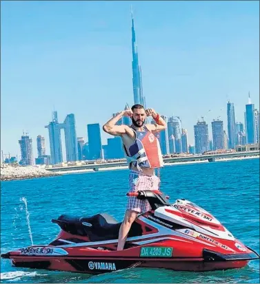  ??  ?? Benzema subió esta imagen, en una moto de agua, con el 'skyline' de Dubai a su espalda.