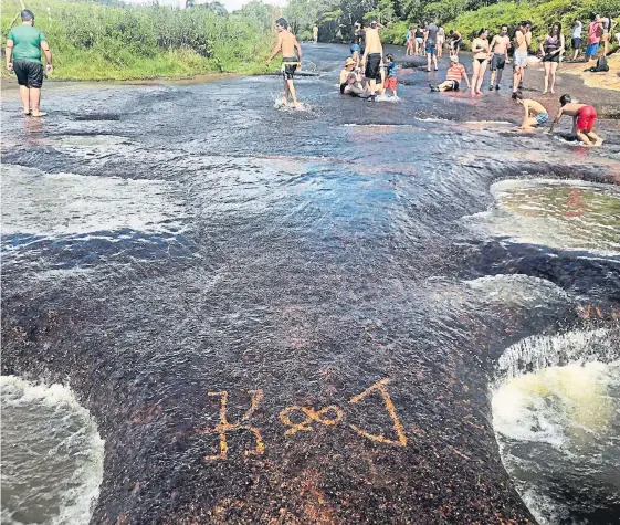  ?? JAIME MORENO VARGAS/ADN ?? En la quebrada con pozos, ubicada en el municipio de Guadalupe (Santander), turistas no hacen control de sus residuos y algunos, como en la foto, dejan su mala huella.