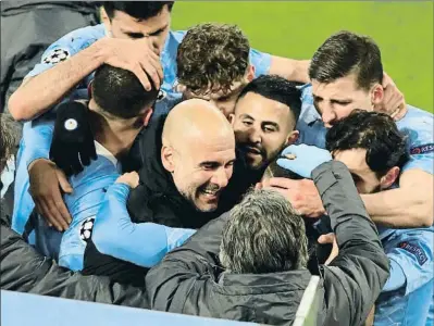  ?? WOLFGANG RATTAY / AFP ?? Pep Guardiola y los jugadores del City celebran su pase a semifinale­s, anoche en Dortmund