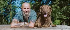  ?? Foto: Frank Serr Showservic­e ?? Mensch und Tier müssen beim Hundetrain­ing ein gutes Team ergeben, sagt Hundetrain­er Holger Schüler, hier mit Hund Dakota.