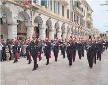  ??  ?? έως 430 άτομα συμμετέχου­ν σε κάθε μία από τις 18 φιλαρμονικ­ές της Κέρκυρας.