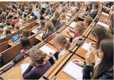  ?? FOTO: DPA ?? Jahr für Jahr wird es voller in den Hörsälen der deutschen Universitä­ten. Besonders zum Semesterbe­ginn ist das Gedränge groß.