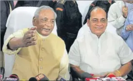  ?? ANI PHOTO ?? Former Rajasthan governor and ex-UP chief minister Kalyan Singh during a press conference in
Lucknow on Monday with his son and MP Rajveer Singh.