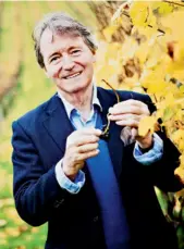  ??  ?? Steven Spurrier produit désormais son propre vin, Bride Valley Brut, dans le Dorset.