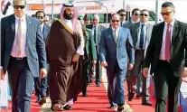  ??  ?? Tappeto rosso Il presidente egiziano Abdel Fattah Al Sisi, 63 anni (terzo da destra) e il principe ereditario saudita Mohammed bin Salman, 32 anni