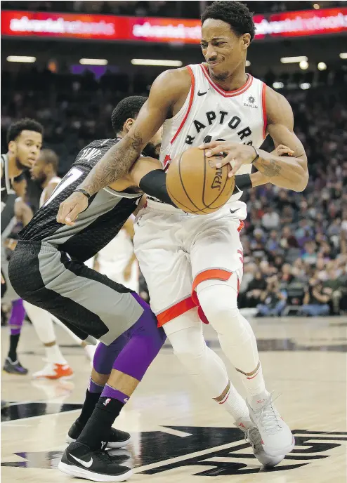  ?? RICH PEDRONCELL­I / THE ASSOCIATED PRESS ?? Toronto Raptors guard DeMar DeRozan is fouled by Sacramento Kings guard Garrett Temple in Sacramento, Calif., on Sunday. DeRozan had a game-best 25 points in the win.