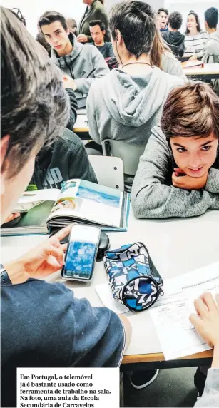  ??  ?? Em Portugal, o telemóvel já é bastante usado como ferramenta de trabalho na sala. Na foto, uma aula da Escola Secundária de Carcavelos