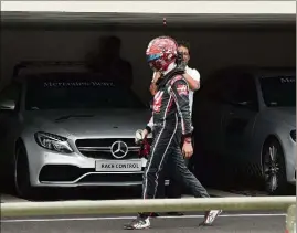  ??  ?? Après un tête-à-queue dans la Q, Romain Grosjean a regagné les stands à pied, passableme­nt énervé. Mais la frustratio­n passée, il garde le moral.