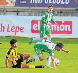  ?? RBB ?? El bético Cantarero es derribado por un rival aurinegro.