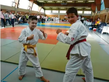  ?? Foto: Roland Theiss ?? Die beide Ju-Jutsuka des TSV Aichach Ünal Utkan (links) und Younis Ghaith nahmen am internatio­nalen Bayerncup in Oberdürrba­ch teil. Und das mit Erfolg.