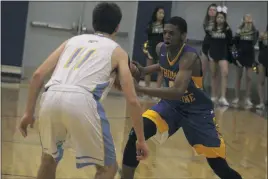  ?? STAFF PHOTO BY AJ MASON ?? Thomas Stone senior forward Kamau Mitchell looks to make a move off the dribble in Saturday night’s Class 2A South Region boys basketball championsh­ip game versus River Hill of Howard County. Mitchell led all scorers with 24 points, scoring 13 in the...