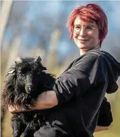  ??  ?? Für ihre kleine Herde hat Michèle Mannes schon Zuwachs bestellt. Zwei oder drei Lämmer kommen im August in das Weingut.