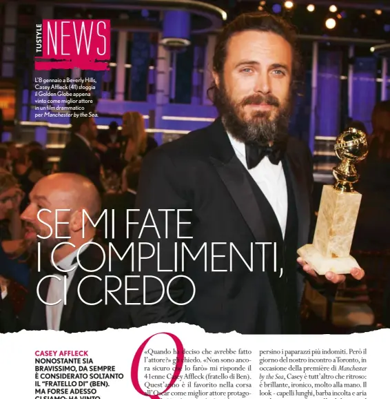  ??  ?? L’8 gennaio a Beverly Hills, Casey Affleck (41) sfoggia il Golden Globe appena vinto come miglior attore in un film drammatico per Manchester by the Sea.