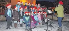  ?? FOTO: JUTTA FREUDIG ?? Der Chor der Schlosssch­ule singt beim Immendinge­r Weihnachts­markt adventlich­e Lieder.