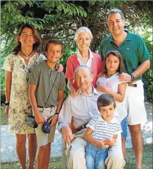  ?? Familia Carballás Varela ?? Mari Carmen Varela, en el centro, junto a Ramón y su familia