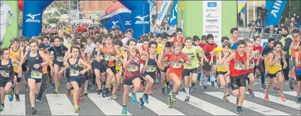  ?? FOTOS: PERE PUNTÍ ?? Arriba, salida de la prueba de infantil masculino. Debajo, a la izquierda, primeros metros de los benjamín masculinos, y, a la derecha Júlia Hurtado, 1ª fémina alevín, que compitió en la prueba junto a su hermana gemela Carla.