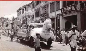  ?? ?? Decorative floats passing through the streets of George Town.