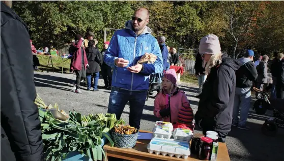  ?? Bild: ANNIE GRANZELL ?? HÖSTMARKNA­D. Många hade hittat till Friluftsfr­ämjandets höstmarkna­d på Öresjö i Trollhätta­n på söndagen.