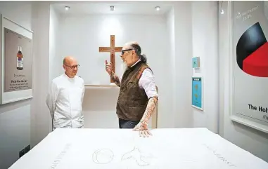  ??  ?? Visita guidata nella casa museo del fondatore di Dagospia. Prima, si sale nella «cappella» con le opere di Damien Hirst, dopo, si scende in redazione: Roberto D’Agostino regala a Heinz Beck un pupazzetto che emette l’urlo di Munch.