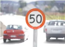  ?? |AGENCIAUNO ?? En muchas comunas se mantiene la señalética antigua, pero Carabinero­s sanciona a los conductore­s que superan los 50 km/h.